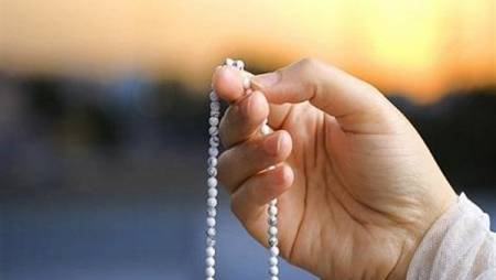 ما حكم الذكر على السُّبحة ؟